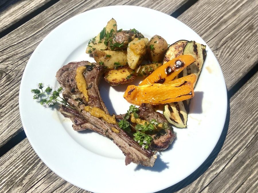 Lammkronen mit Kräutererdäpfeln, gegrilltem Gemüse und Amba-Sauce – Ein festliches Rezept für Fleischliebhaber
